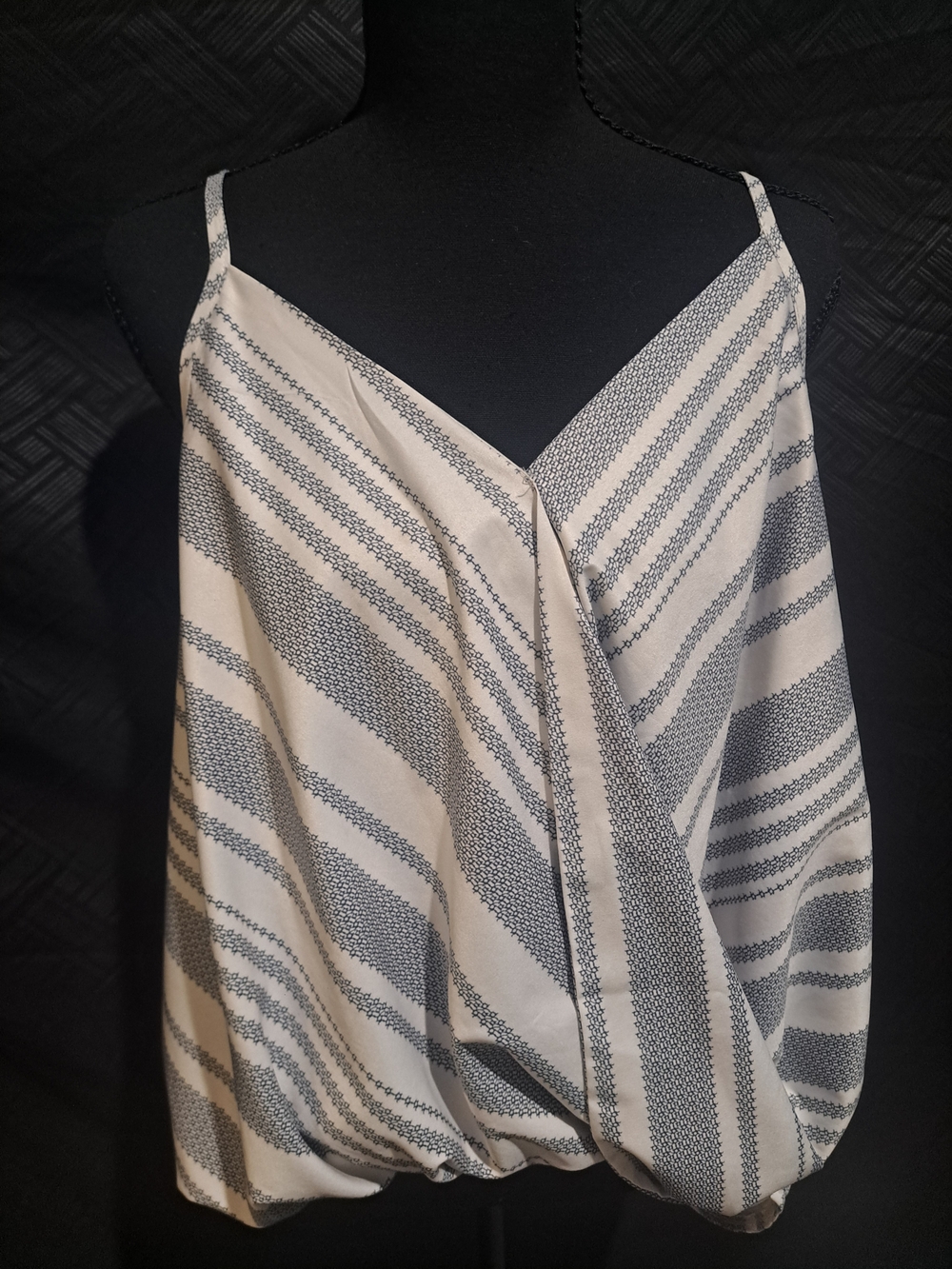 Yoins Striped Sleeveless V-Neck Bubble Hem Top - Blue & Cream